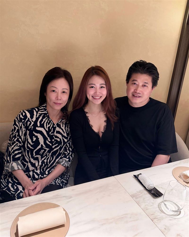 李芸與父母共進法式晚餐。（圖／翻攝自Hebe Lee 李芸臉書）