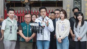 民進黨台北市長參選人沈伯洋今（28）日上午在民進黨秘書長徐國勇、民進黨台北市黨部主委吳沛憶等人陪同下，赴萬華龍山寺參香祈福。（圖／沈伯洋競辦提供）
