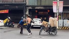 「八德擋車哥（伯）」張男騎乘三輪車長期擋路+占用車道，遭施姓駕駛當街暴揍。（圖／翻攝畫面）