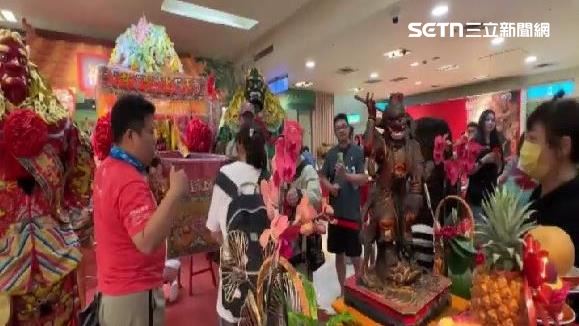 媽祖鑾轎快閃百貨，民眾逛街也能鑽轎腳祈福
