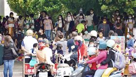 若染疫率達15%  陳時中：即實質與病毒共存中央流行疫情指揮中心指揮官陳時中21日坦言，若台灣染疫率達到15至20%，就是實質與病毒共存，到處都是染過疫的人，社會對於染過疫的人就不是那麼敏感，此時中重症醫療更重要，就如同感冒化一樣，感冒流行時首重將嚴重度降低。圖為高雄市苓雅區一所國小21日下午有大批家長前往接送小孩放學。中央社記者董俊志攝  111年4月21日