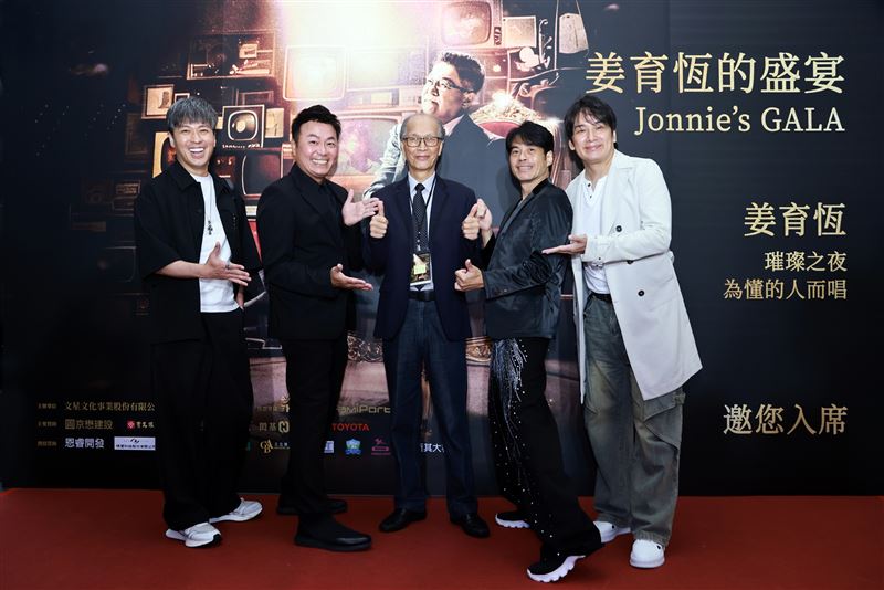 「紅孩兒」王海輪（左起）、張克帆、李子恆、沈依智、張洛君合體朝聖姜育恆演唱會。（圖／文星文化提供）