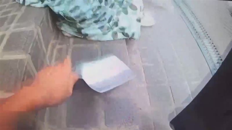 10警持盾對峙安撫婦人，員警趁隙取走菜刀，才鬆了一口氣。（圖／翻攝畫面）