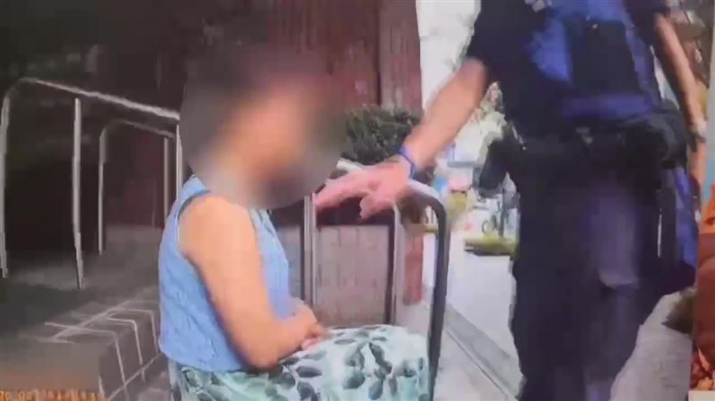 女子認為亮刀未傷及他人，表示自己「沒有事」，不過警方指出，相關行為已涉及恐嚇公眾罪嫌。（圖／翻攝畫面）