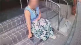 女求職不順路邊亮菜刀咆哮，嚇壞路人，10警持盾對峙安撫成功解危。（圖／翻攝畫面）