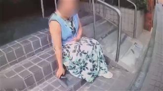 女求職不順亮菜刀咆哮　10警持盾對峙安撫