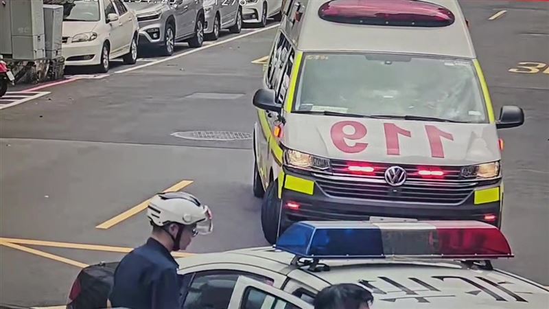 女子在警方勸說下情緒逐漸穩定，搭乘救護車離開現場。（圖／翻攝畫面）