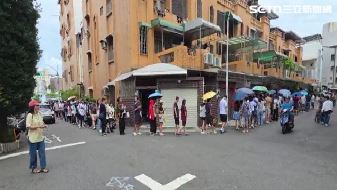 大批客人湧進手錶特賣會