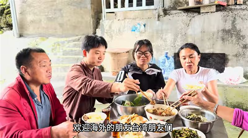 曾因武統言論遭遣返的中配網紅「小微」，返回貴州一年後近況慘烈，不僅外貌崩壞被指「老了十歲」，更疑似違法翻牆經營YouTube頻道。（圖／翻攝自貴州小薇遠嫁台灣@YT）