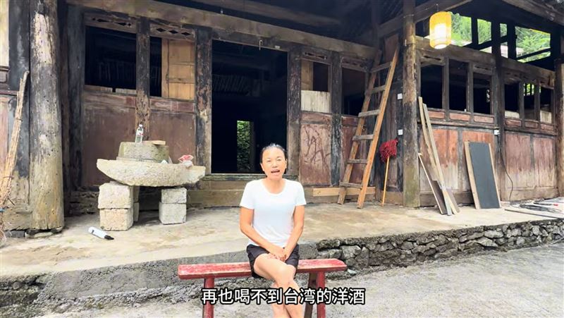 曾因武統言論遭遣返的中配網紅「小微」，返回貴州一年後近況慘烈，不僅外貌崩壞被指「老了十歲」，更疑似違法翻牆經營YouTube頻道。（圖／翻攝自貴州小薇遠嫁台灣@YT）