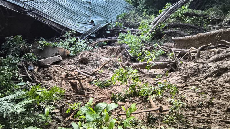 台北已停業的「圓山保齡球館」遭巨石滑落砸穿，後山因溝狀侵蝕，步道下方已懸空，現場畫面曝光。（圖／翻攝畫面）