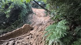 台北已停業的「圓山保齡球館」遭巨石滑落砸穿，後山因溝狀侵蝕，步道下方已懸空，現場畫面曝光。（圖／翻攝畫面）