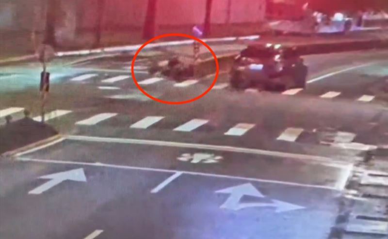 台北市內湖區康寧路一段與金湖路口27日晚間發生一起車禍，一名男子騎共享機車準備左轉遭小客車猛撞。（圖／翻攝畫面）