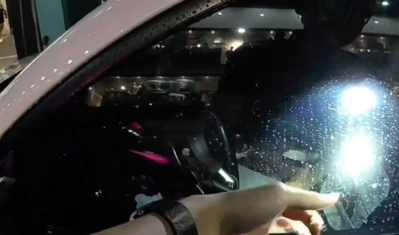 毒駕男子一見到警方盤查一度拒絕配合，下車後趁隙逃跑。(圖／翻攝畫面)