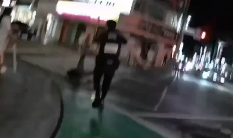 因下雨地板濕滑，何男逃跑幾十公尺後狼狽自摔遭警方壓制。(圖／翻攝畫面)