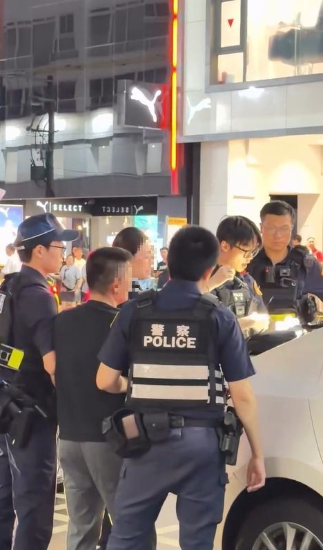 何姓男子毒駕違停在逢甲商圈公車區，當場遭警方逮捕，引起逛街民眾圍觀。（圖／翻攝自Threads @ lillian_w8577）