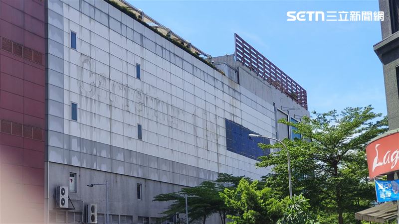 因應7月1日起全面更換新招牌，目前不少家樂福的外牆招牌已經拆掉，只剩痕跡，就等著新招牌上架與世人見面。照片中為原內湖家樂福（圖／記者許雅惠攝影）