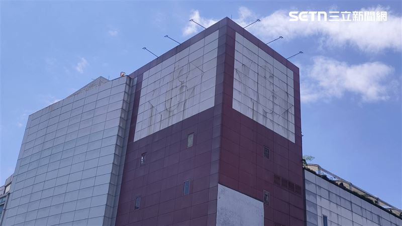 因應7月1日起全面更換新招牌，目前不少家樂福的外牆招牌已經拆掉，只剩痕跡，就等著新招牌上架與世人見面。照片中為原內湖家樂福（圖／記者許雅惠攝影）