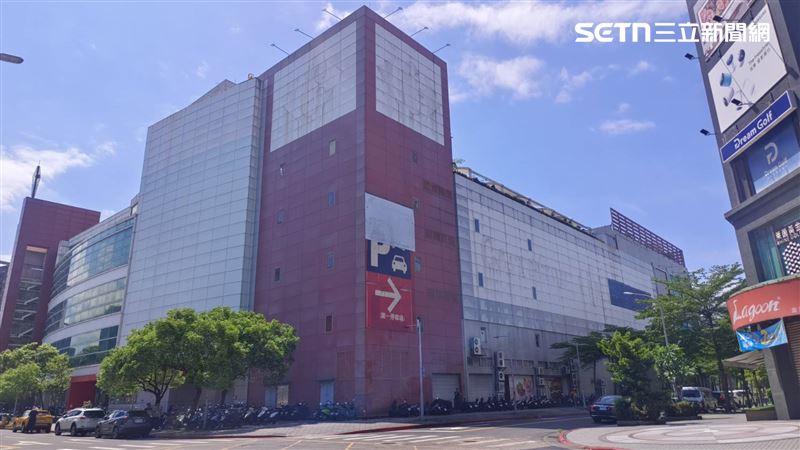 因應7月1日起全面更換新招牌，目前不少家樂福的外牆招牌已經拆掉，只剩痕跡，就等著新招牌上架與世人見面。照片中為原內湖家樂福（圖／記者許雅惠攝影）