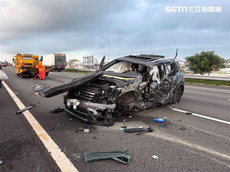 貨車國道一號仁德段擦撞護欄⋯他煞不住慘撞「整車削半」！2傷緊急送醫。（圖／翻攝畫面）