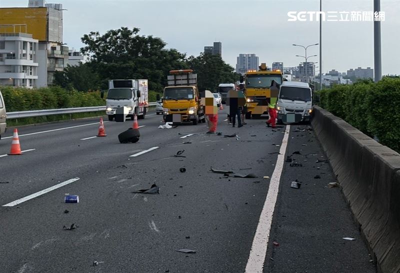 貨車國道一號仁德段擦撞護欄⋯他煞不住慘撞「整車削半」！2傷緊急送醫。（圖／翻攝畫面）