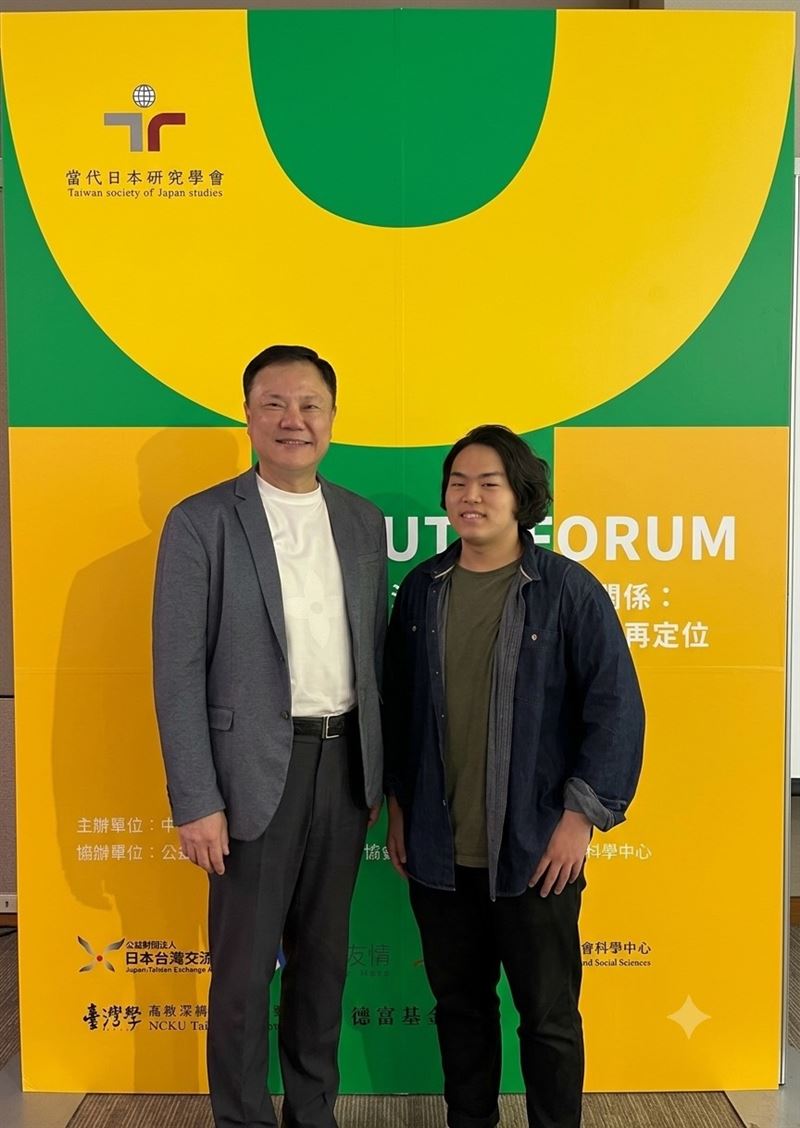 左起: 國立中興大學日韓總合研究中心資深研究員金士懿博士、日本青年研究者宿南蓮斗（Shukunami Rento）
