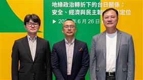左起: 早稻田大學社會科學學術院教授遠藤晶久（Masahisa Endo）、中華民國當代日本研究學會理事長王宏仁、國立中興大學日韓總合研究中心資深研究員金士懿博士。