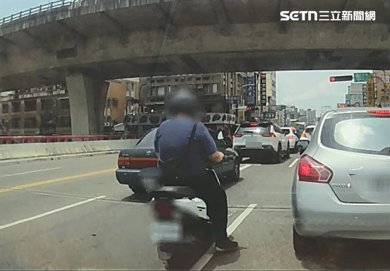 23歲騎士鑽車縫撞到轎車後照鏡後直接離開，被依肇事逃逸開罰，至少吊扣駕照1個月。（圖／翻攝畫面）