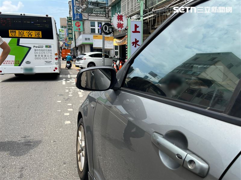 轎車後照鏡被撞壞，無法自動收折，車主氣炸報警。（圖／翻攝畫面）