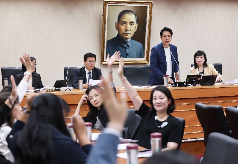 立法院教育及文化委員會開會審查教育部函為修正「高級中等以下學校教師解聘不續聘停聘或資遣辦法」等。(圖/中央社)
