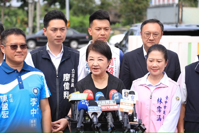 立法院會日前擋下行政院版無人機條例草案，台中市長盧秀燕（前中）29日接受媒體聯訪時表示，她支持由立法院國民黨團提出的版本，並建議金額為新台幣2400億元，可以放在一般預算當中分6年編列，每年是400億元，但詳細數字可以再調整、再協商