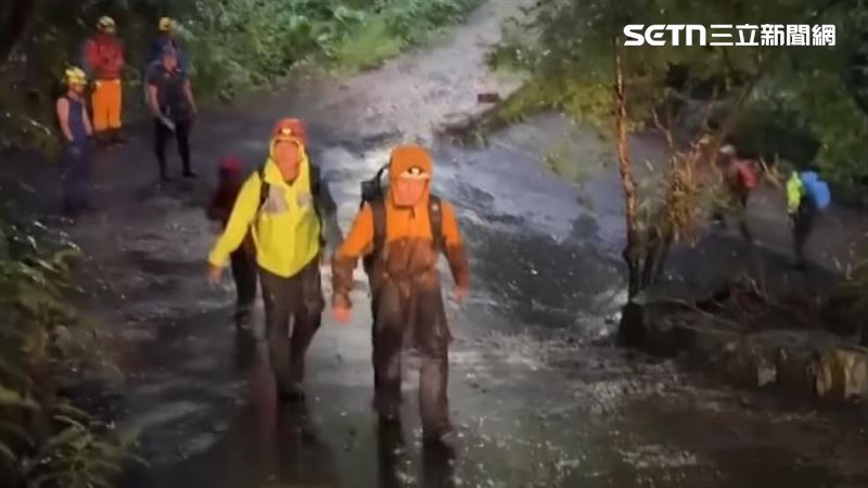 余易祐還原現場狀況，表示落石地點危機四伏，救災團隊仍冒險搶救、搬運遺體。（圖／翻攝畫面）