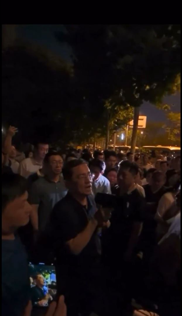 安徽省合肥市近日爆發罕見大規模抗爭，大批民眾因不滿政府擬在住宅區興建大型垃圾中轉站，於27日晚間包圍馬路癱瘓交通，與防暴警察激烈對峙。（圖／翻攝自X平台 @whyyoutouzhele）