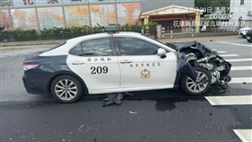 花蓮新城分局23歲的張姓員警，於執行巡邏勤務時，疑因恍神、駕駛巡邏車追撞前方大貨車。（圖／翻攝畫面）