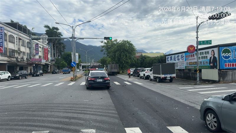 花蓮新城分局23歲的張姓員警，於執行巡邏勤務時，疑因恍神、駕駛巡邏車追撞前方大貨車。（圖／翻攝畫面）