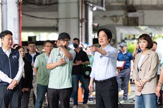 賴清德挺「運將」　親赴建國服務站關心