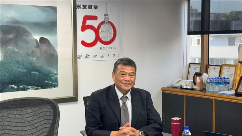 AI擴廠潮助攻商辦需求，崇友（4506）以國產自製的高速電梯技術，奪下金仁寶北士科總部百億訂單。這不只是賣電梯，更是搶進AI科技總部的基礎建設關鍵，隨著工程預計2028年完工，崇友不僅在手訂單衝破百億，更憑藉「每分鐘360公尺」的技術指標，穩固其未來三年的營運成長基本盤。（圖／記者師瑞德攝影）