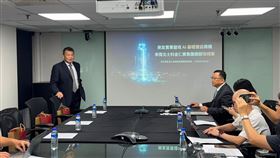 AI擴廠潮助攻商辦需求，崇友（4506）以國產自製的高速電梯技術，奪下金仁寶北士科總部百億訂單。這不只是賣電梯，更是搶進AI科技總部的基礎建設關鍵，隨著工程預計2028年完工，崇友不僅在手訂單衝破百億，更憑藉「每分鐘360公尺」的技術指標，穩固其未來三年的營運成長基本盤。（圖／記者師瑞德攝影）