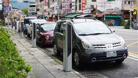 南投埔里路邊停車格將收費，出現「格格不入」的奇景。（圖／翻攝路上觀察學院）