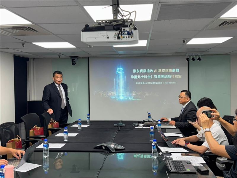 房市景氣吹寒風，建案放緩反成電梯巨頭崇友的轉骨契機。靠著「汰舊換新」的現金流護城河，外加卡位北士科AI總部新地標，崇友用高技術門檻避開殺價競爭。當不動產市場從「衝量」轉向「效率戰」，這群隱形冠軍正憑藉精準的維保與智慧化系統，在淡季裡殺出令人驚豔的獲利新高點。（圖／記者師瑞德攝影）
