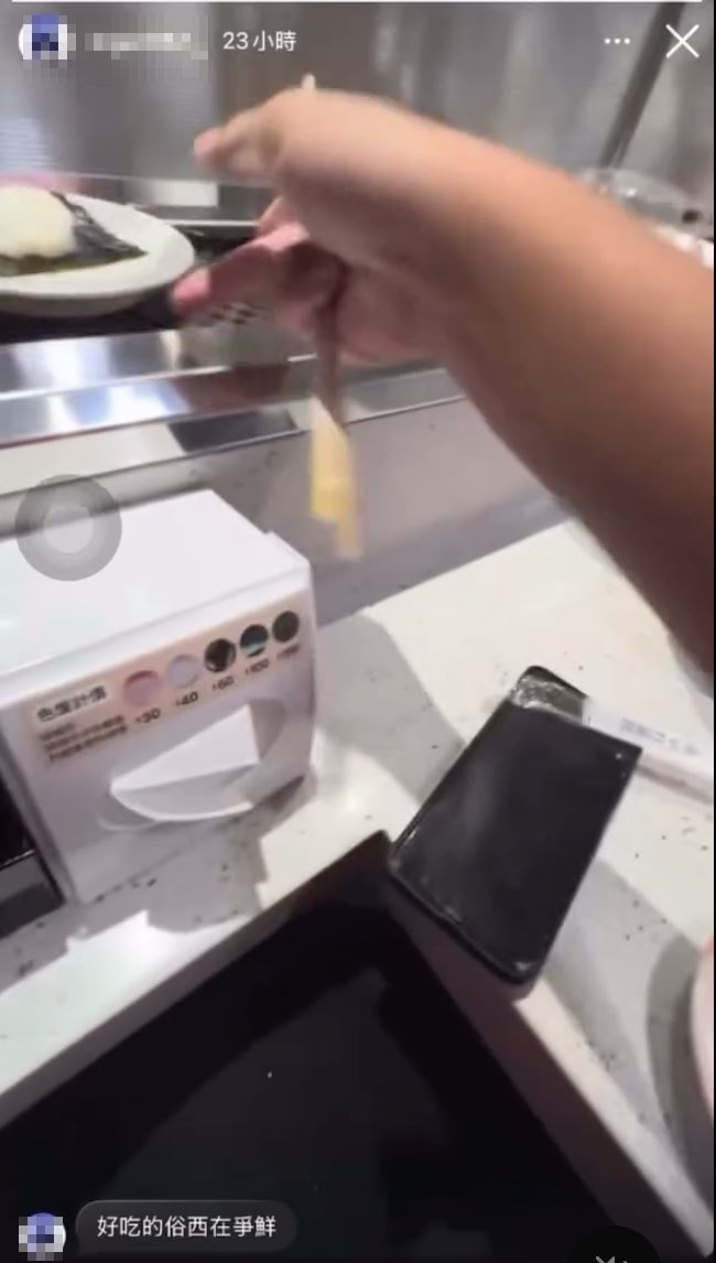 爭鮮爆出食安爭議，網路上出現一段影片，掀開透明蓋還將食材夾走後，再將醋飯放回轉盤。（圖／翻攝自threads）