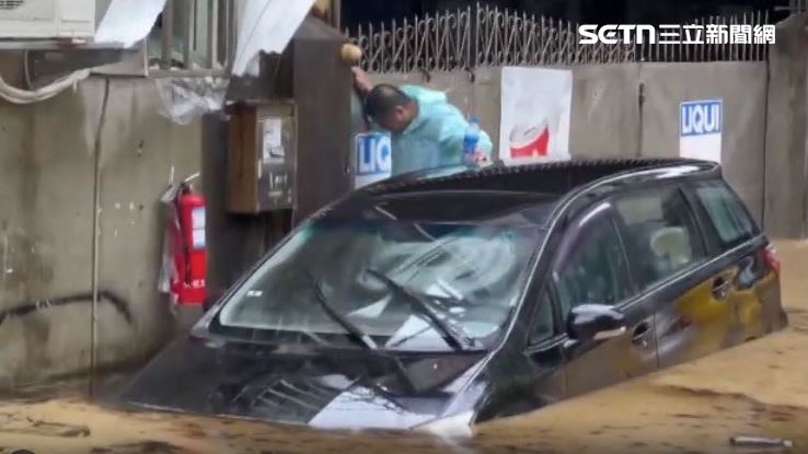 暴雨導致馬路淹水