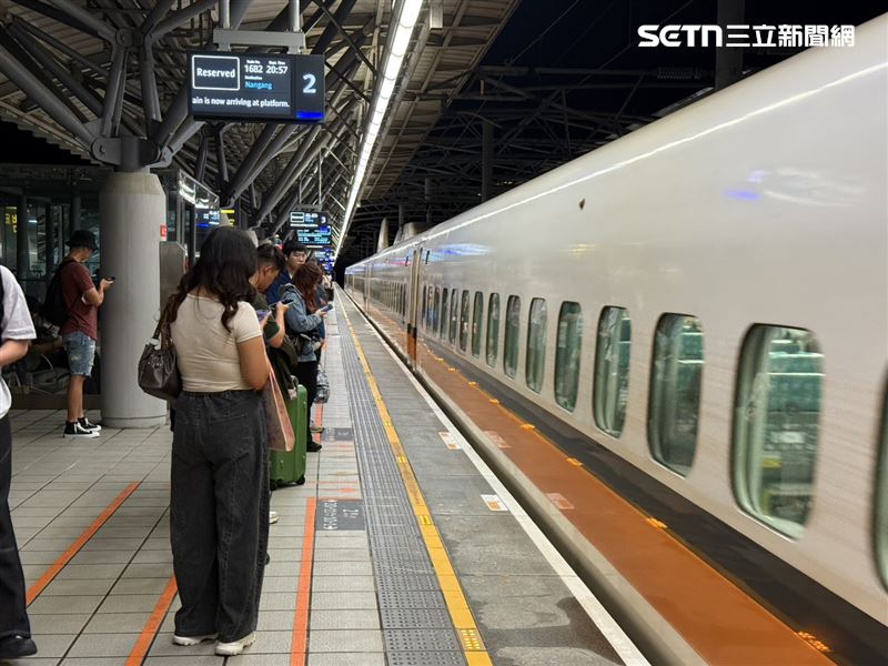 高鐵布晚間6點25分起加開5班南下列車。(圖/記者李育道攝影)