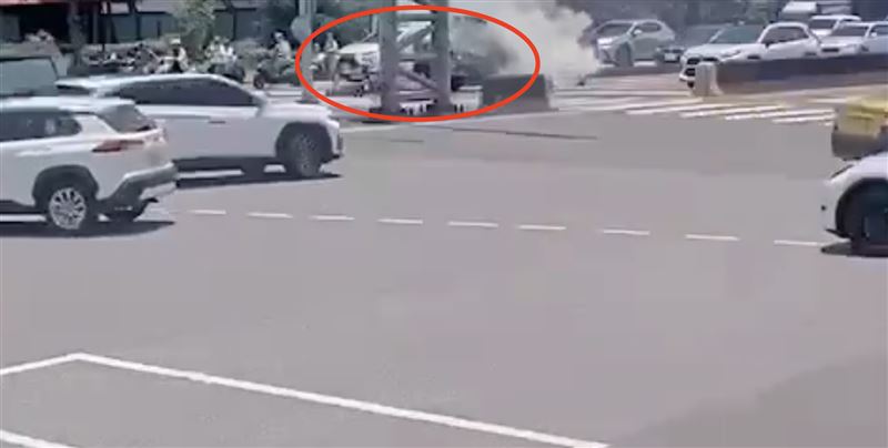 國道3號甲線台北聯絡道近辛亥路三段巷口今（29日）上午發生一起火燒車事件，所幸並未造成人員傷亡。（圖／翻攝畫面）