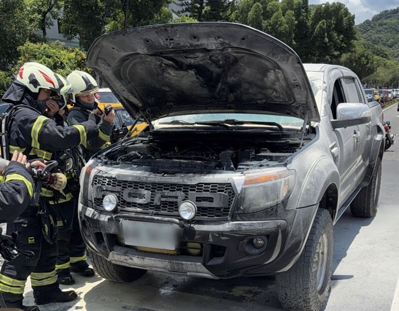 駕駛李男透露該車車齡約13年，今（29日）因引擎蓋故障將車輛送修。（圖／翻攝畫面）