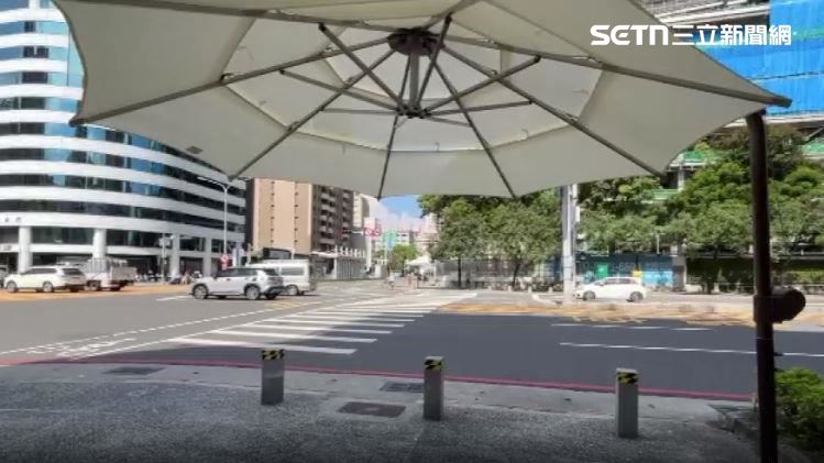 高雄街頭啟用巨大遮陽傘，提供等紅燈的行人遮陽避暑