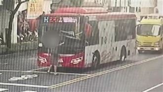 惹錯人！狂翁肉身堵公車不讓走下場慘