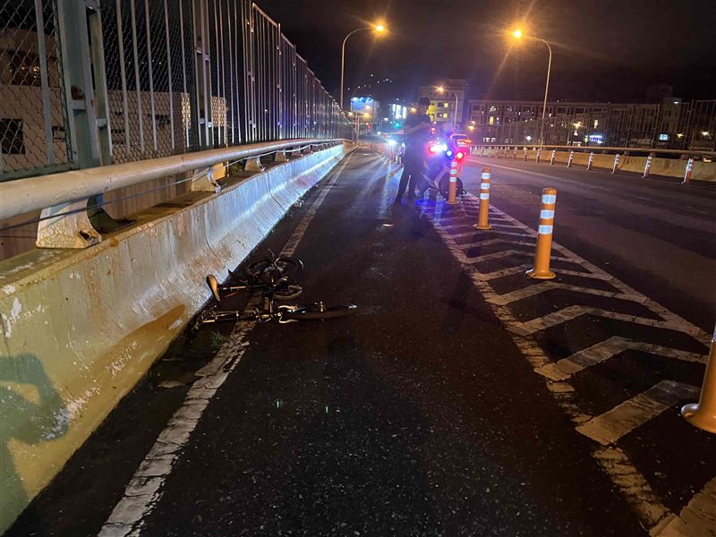李姓男子騎腳踏被追撞死亡，警方到場採證。（圖／翻攝畫面）
