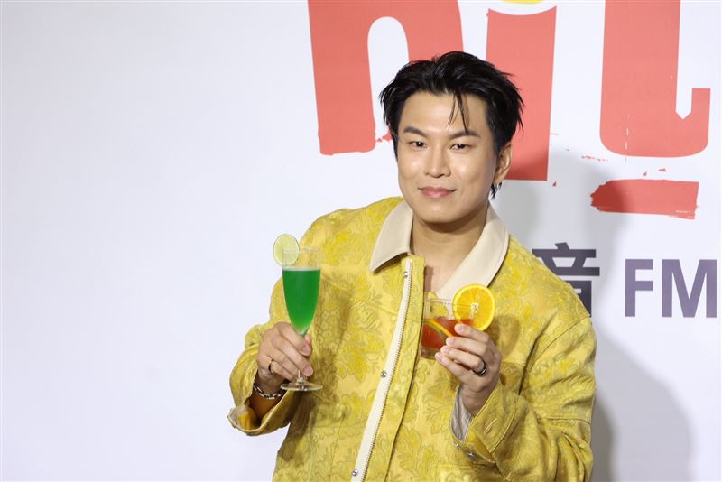 蕭景鴻化身Bartender，調製與他專輯歌曲情境與滋味相呼應的「Edy特調」。（圖／記者鄭孟晃攝影）