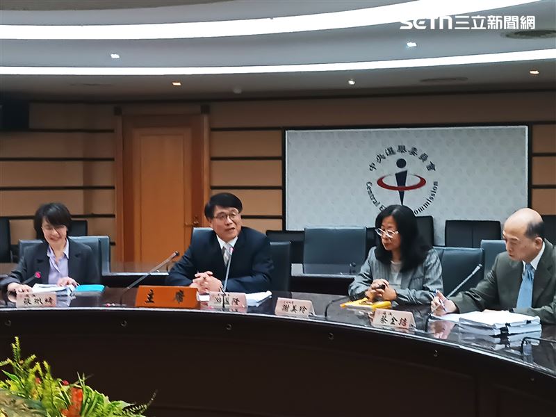 中選會主委游盈隆今（29）日召開「向人民報告」記者會。（圖／記者盧素梅攝影）